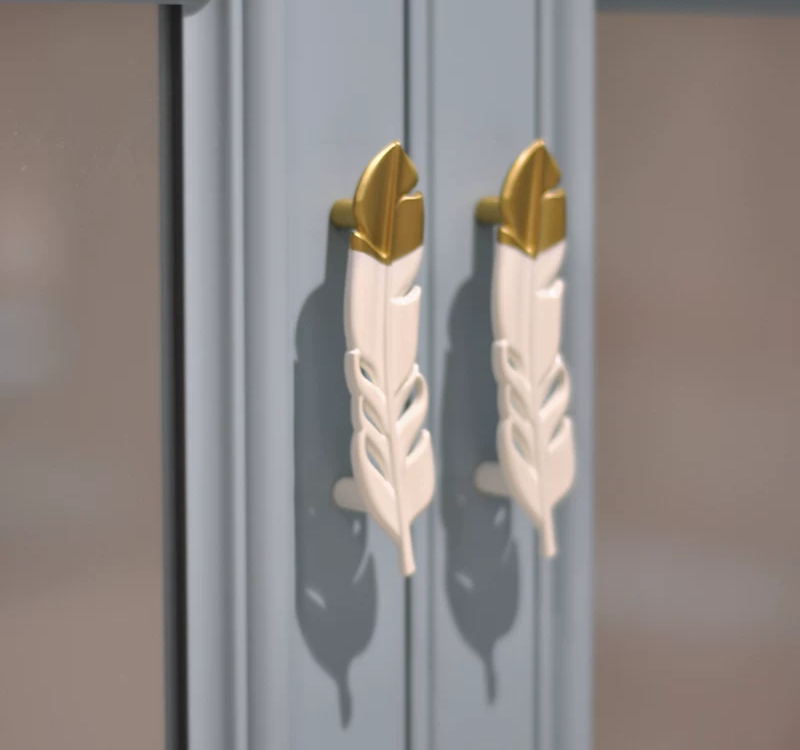 White Metal Feather Handle for Cabinet Door and Drawer, 1 Piece in use